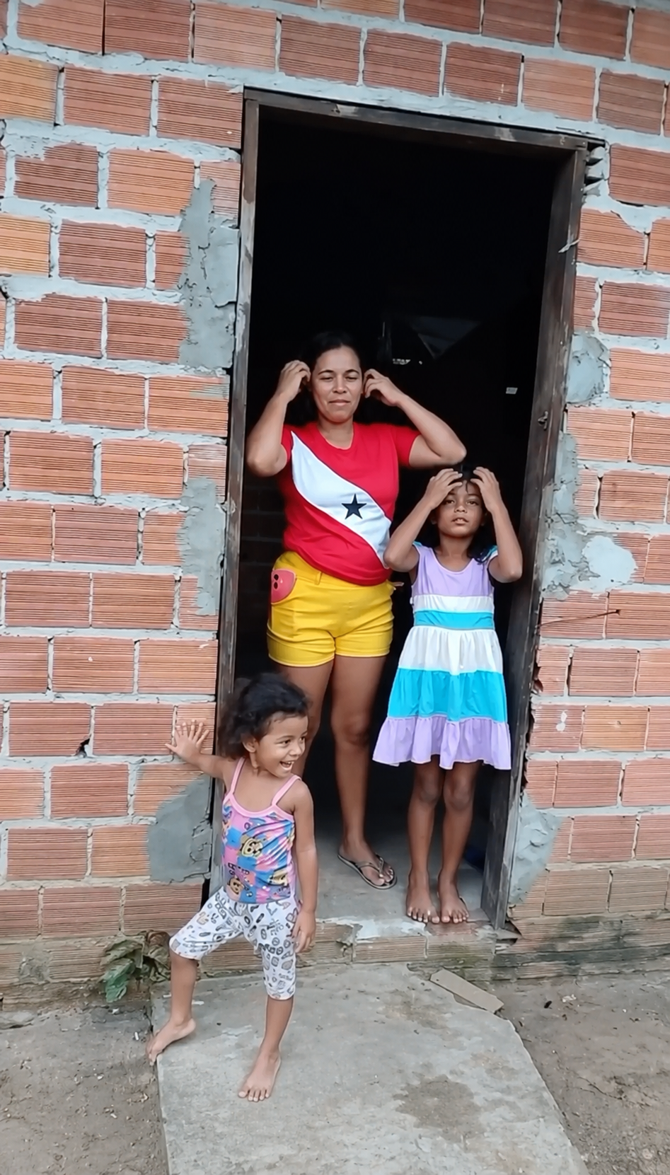 Pai de família ao lado da família dentro de casa