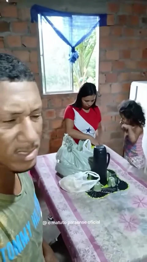 Pai de família dentro de casa com a família